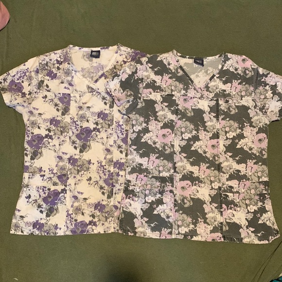 Set of 2 scrub top , came as set when ordered , very good condition - Picture 1 of 4